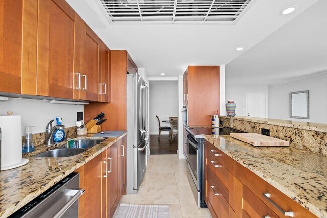 Building Photo - 2841 N Ocean Blvd