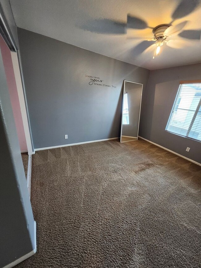 Building Photo - Beautiful two-story townhouse in Fontana G...