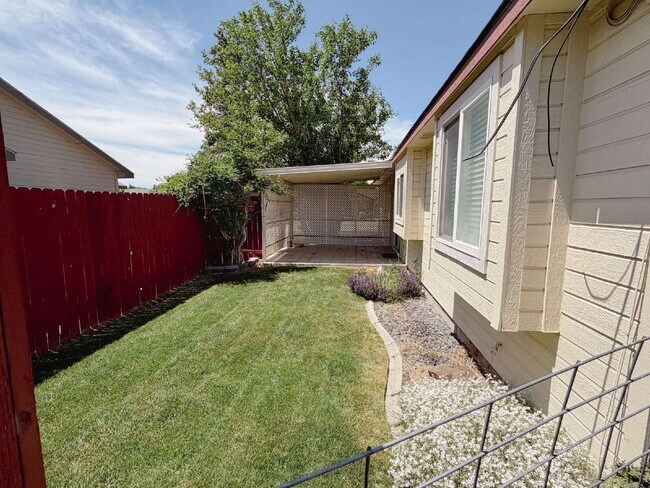 Building Photo - Landscaping Included!