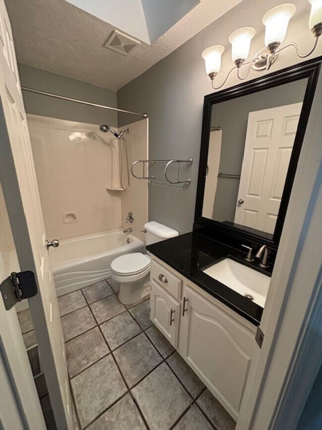 Building Photo - 2BR Apartment Close to Daybreak Marina and...