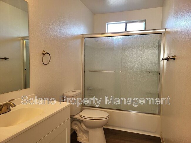 Building Photo - 1910 Grande Cir