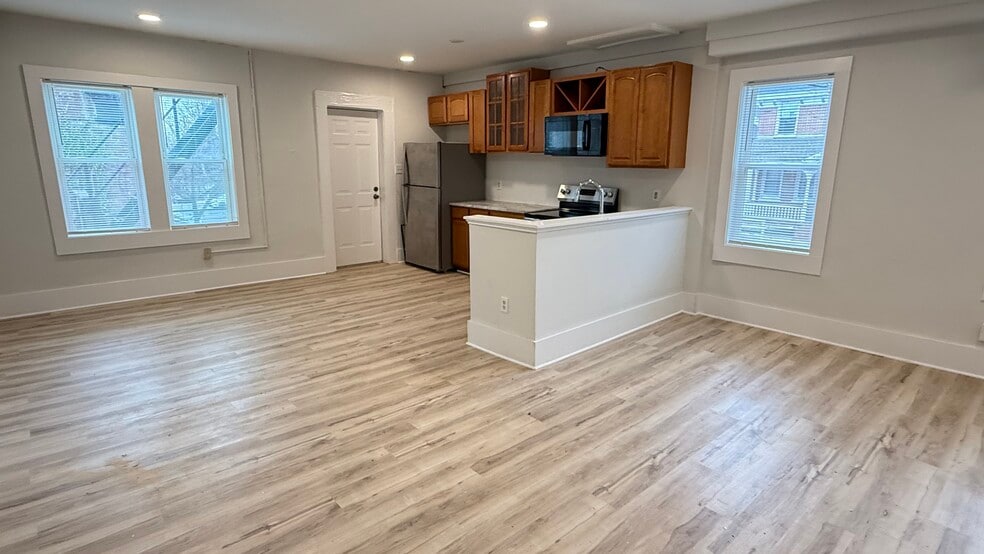 Open floor plan to living room and dining room - 1024 W 8th St