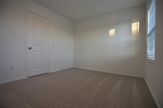 Building Photo - 343 Keefer