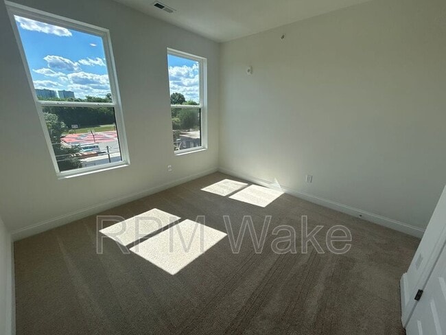 Building Photo - 1233 S Blount St