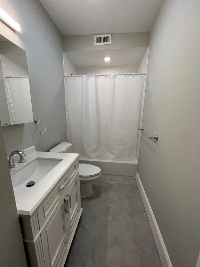 Building Photo - RARE 2 bed 2 bath..... Available in Somerville....