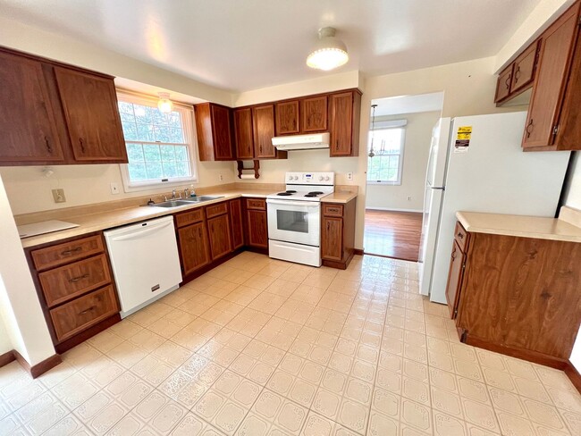 Building Photo - Beautiful Home - 3 Bedroom 2.5 Bathroom - ...