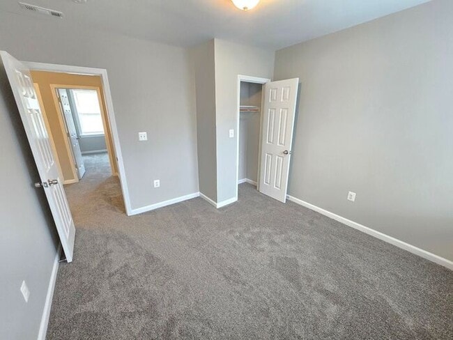 Building Photo - 4 Bedroom Home
