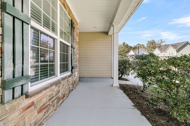 Building Photo - 5 Bedroom 3 Bath Home Located in Sophia Landing in Goose Creek