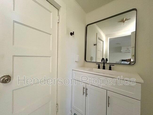 Building Photo - 532 E Iredell Ave