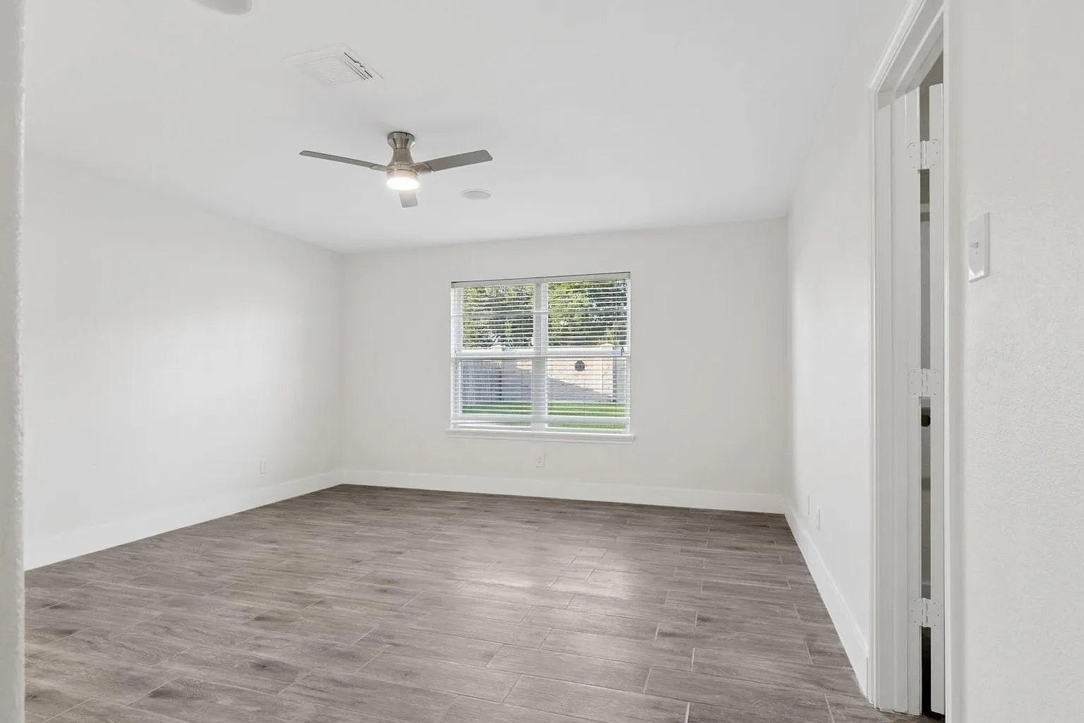 Building Photo - 17910 Royal Gate Ln