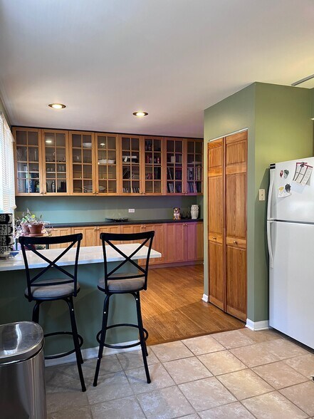 Building Photo - 1531 W Sherwin Ave