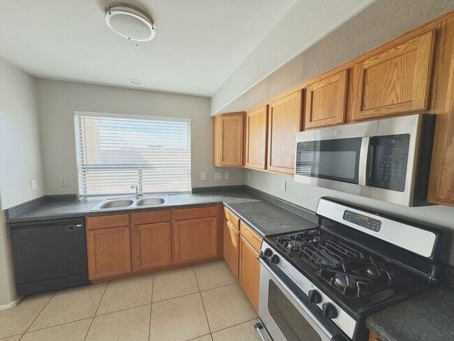 Building Photo - 4BR / 2.5BA Home with Expansive Lot – 2-Car Garage, Community Pools & Golf