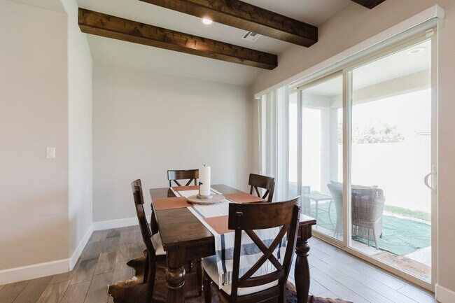 Building Photo - Spacious 3 Bedroom 2 Bath Home with 3-Car ...