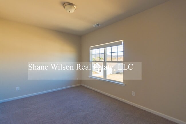 Building Photo - Spacious 3 BR / 2.5 home located near Vall...