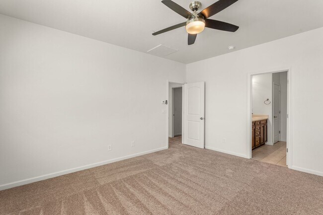 Building Photo - Gorgeous home in Roseville!