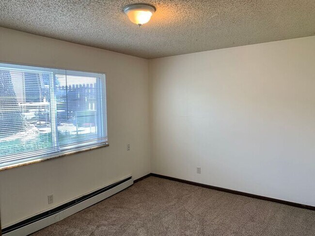 Building Photo - 2 Bed, 1 Bath Apartment for Rent in East Loveland! Move in special - 2 Weeks Free, Flexible lease...