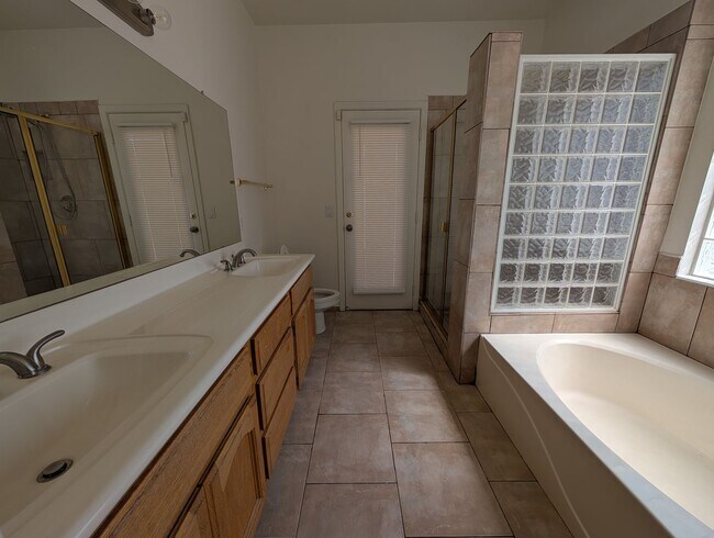 Building Photo - 3 Bedroom 2 Bathroom in Executive Palms Subdivision