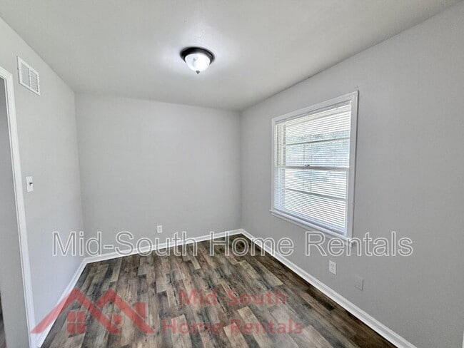 Building Photo - 3040 S Edgeware Rd