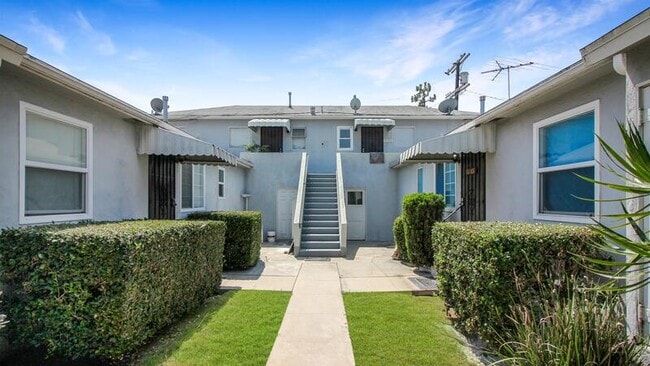 Building Photo - 7016  1/2 Flight Avenue