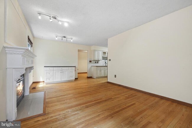 Building Photo - 153 Thoreau Dr