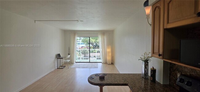 Building Photo - 1650 NE 115th St