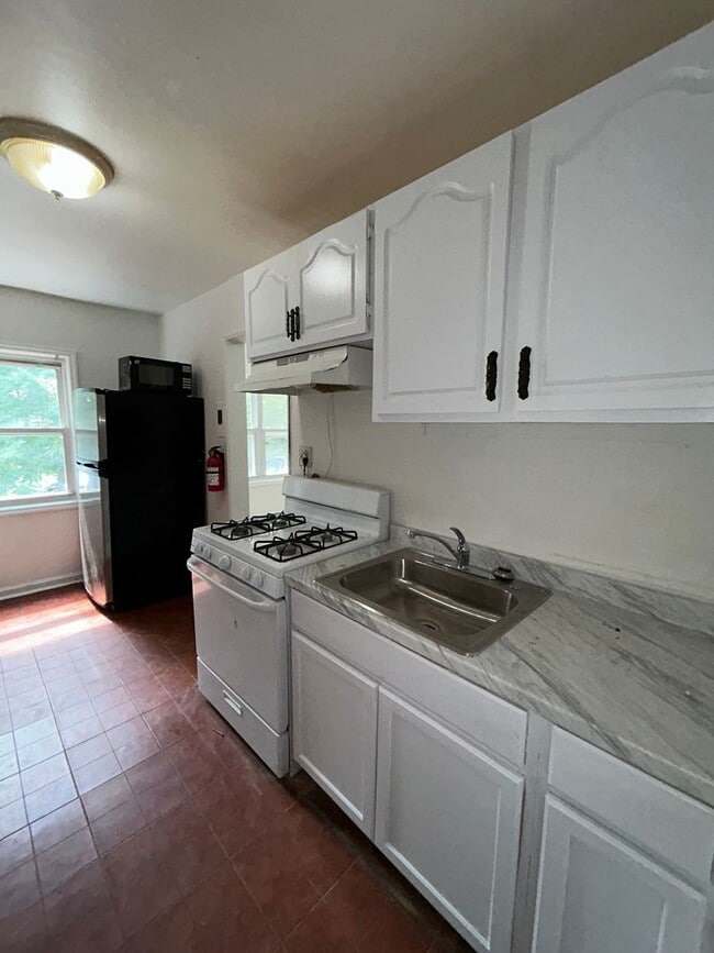Building Photo - Nice and quiet Town House with garage and ...