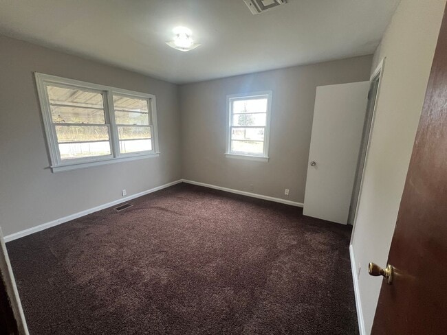 Building Photo - 3 bedroom 1 bathroom single level home
