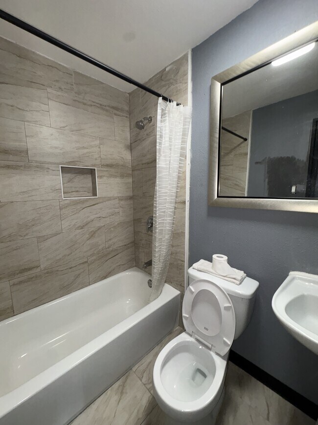 Building Photo - 711 Pasadena Fwy