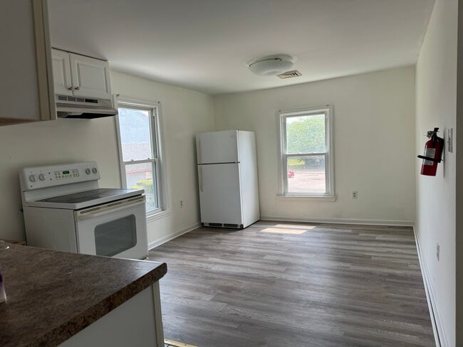 Dining room - 3811 S Main Rd