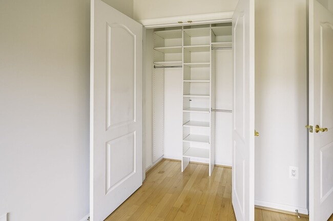 Building Photo - Tower Oaks First-Time Townhome in Rockville is Move-in Ready!