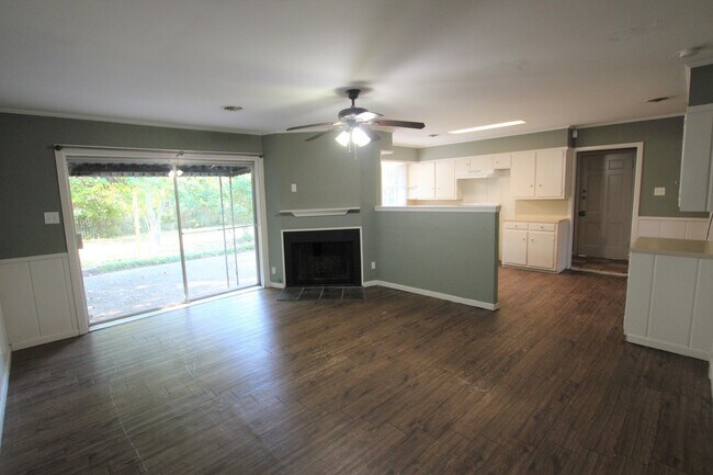 Building Photo - Beautiful 3 Bedroom 2 Bath with Large Back...