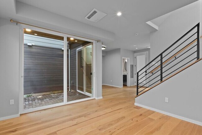 Building Photo - Stunning Othello Park Designer Townhome with Air Conditioning