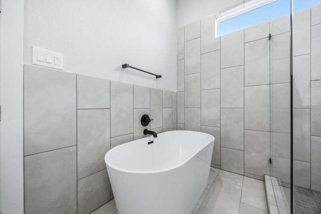 Building Photo - 6111 Campos Dr