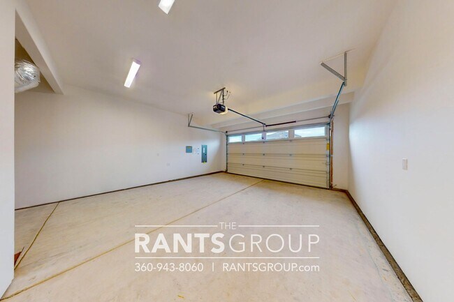 Building Photo - Beautiful Home! Easy JBLM Commute!