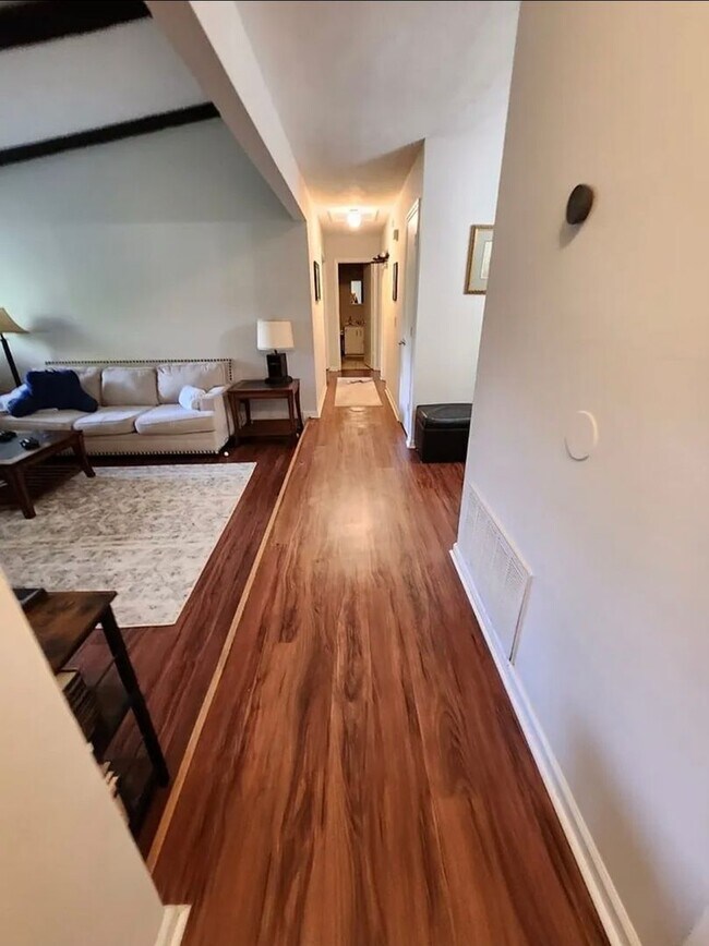 Building Photo - North Columbus 3 Bedrooms 2 Bath Garage