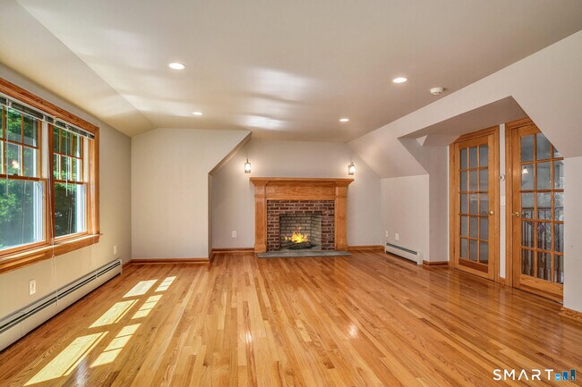 Building Photo - 10 Fernwood Rd