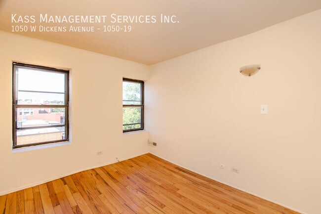 Building Photo - 1050 W Dickens Ave