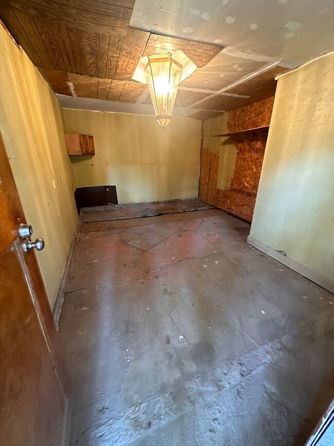 Building Photo - $795 - 3 bedroom/ 1.5 bathroom - Single Fa...