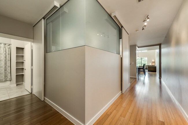 Building Photo - Stunning 2/2 Condo in Oak Lawn!