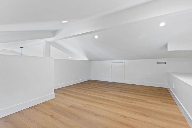 Building Photo - incredible home 3 bedroom, loft