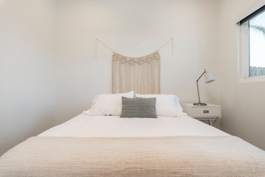 Building Photo - 1562 Lorraine Dr