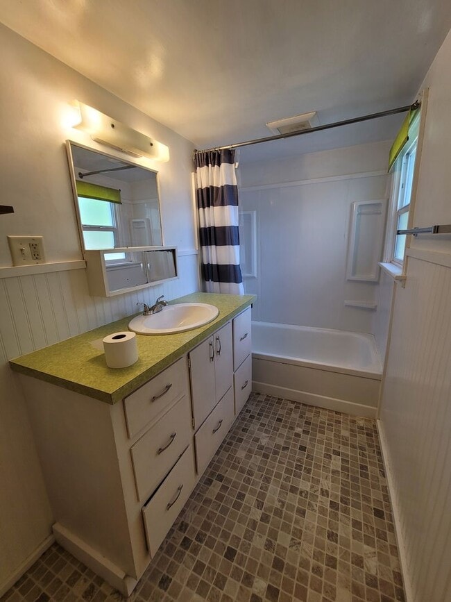 Building Photo - Charming 2 bed 1 bath