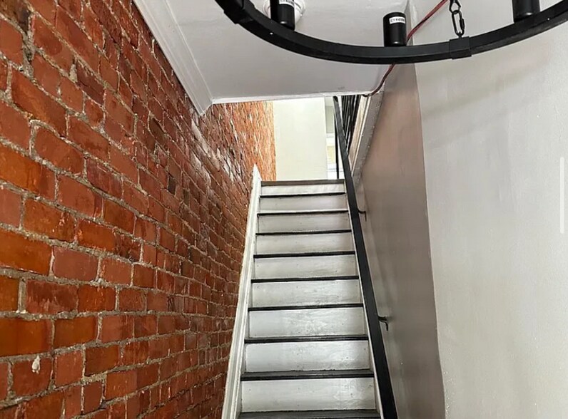 Building Photo - 417 N Salford St