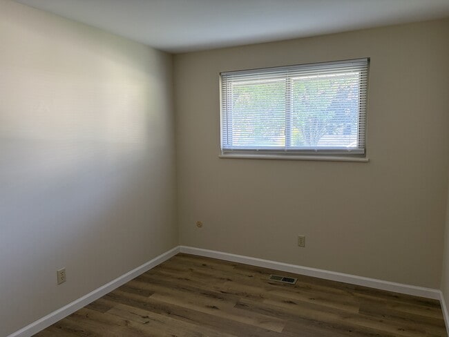 Building Photo - 6537 Highbury Rd