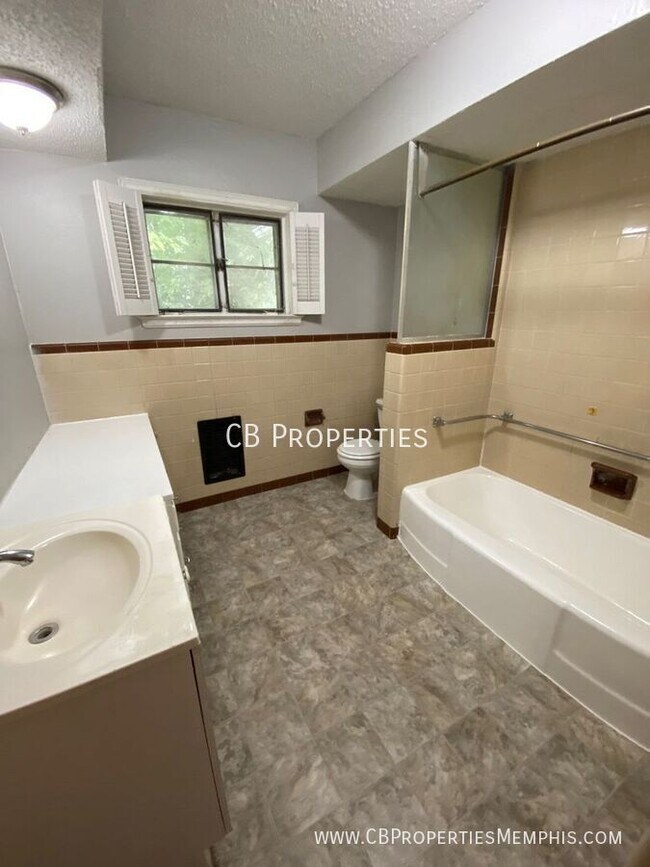 Building Photo - 4320 Bishop Hills Dr