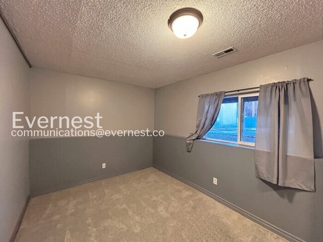 Building Photo - 4 Bed/2 Bath Home with Fenced Yard / Voucher Accepted / Available Now!