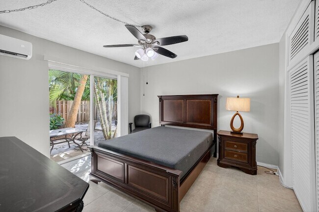 Building Photo - 2624 NE 30th Pl