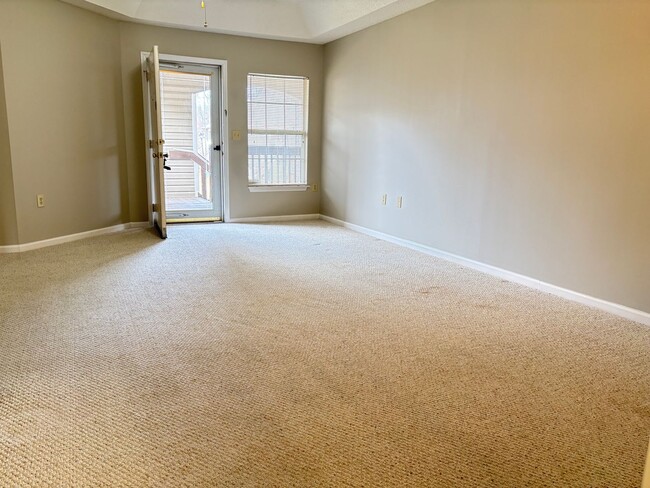 Building Photo - MOVE IN SPECIAL: 2 Bedroom, 2 Bathroom Condo in High Point!