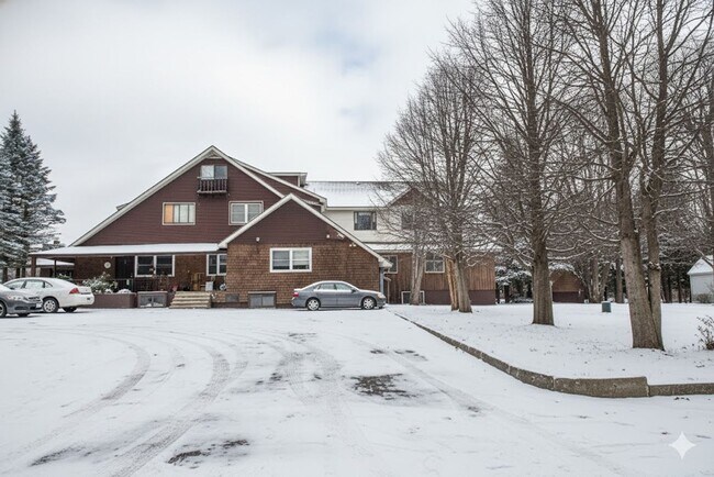 Building Photo - Renovated 1br in Country Setting with Private Deck