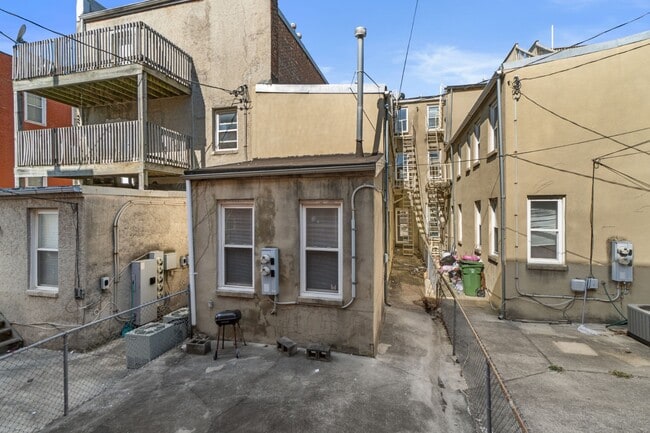 Building Photo - 2027 E Baltimore St